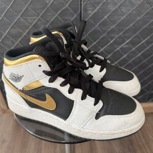 The Air Jordan 1 Mid GS ‘White Gold’ Big Kid Sneaker